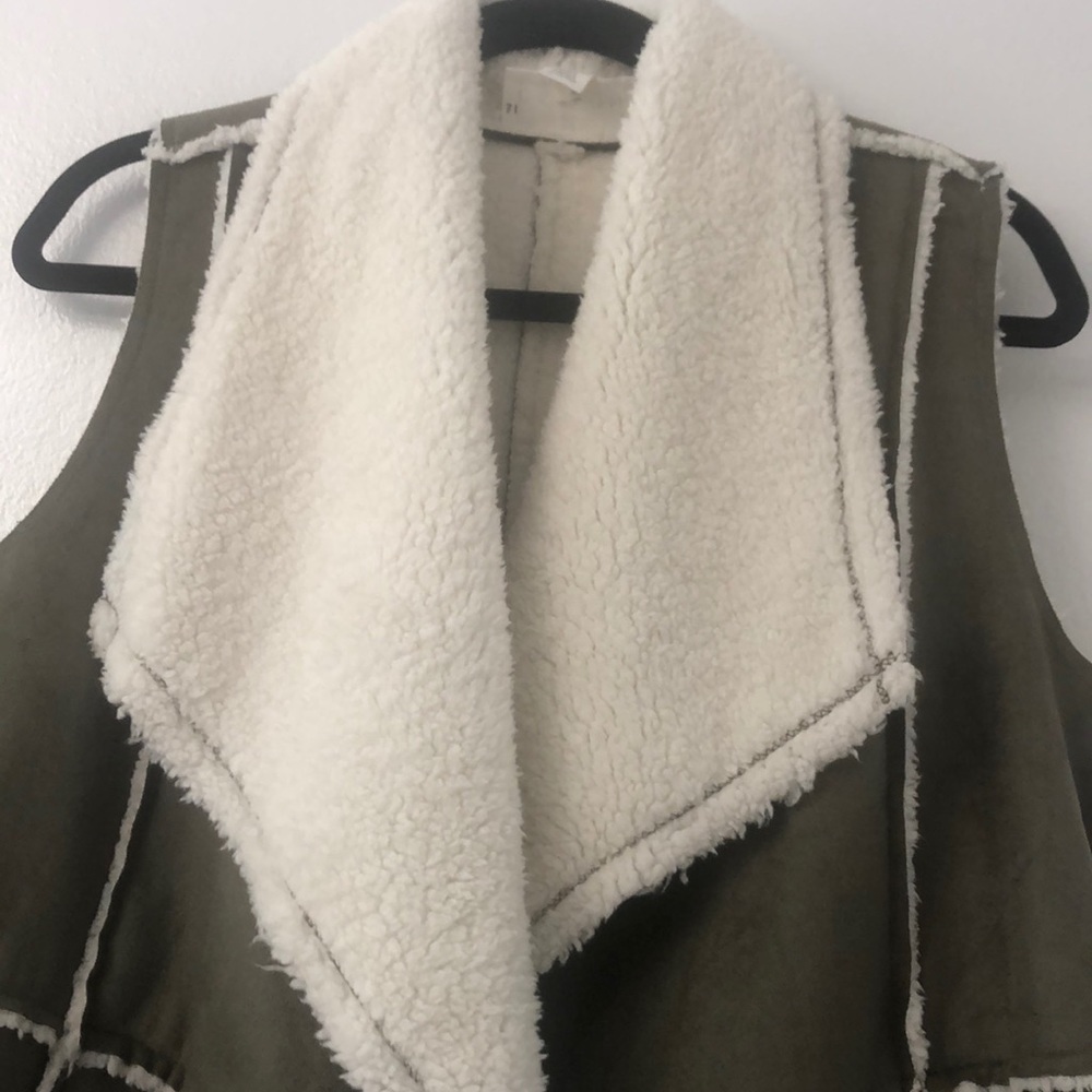 Caslon Reversible Faux Shearling Vest - Picture 4 of 8
